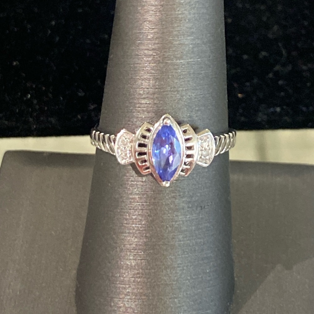 428460 14k Wg Tanzanite ring w/diamond chips